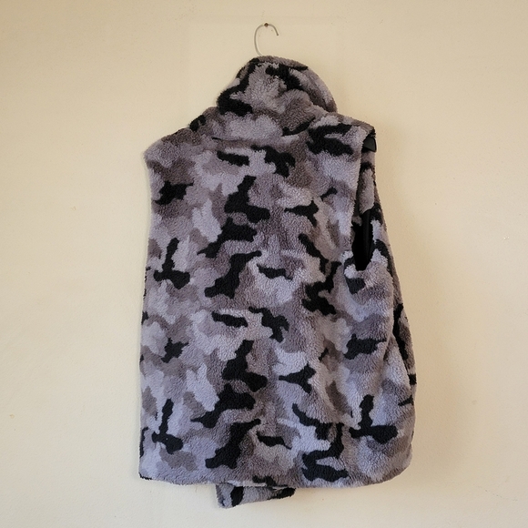 Susan Graver Asymmetrical Gray/Black Camo Sherpa Vest - Brand New, Size 2X - Picture 2 of 5